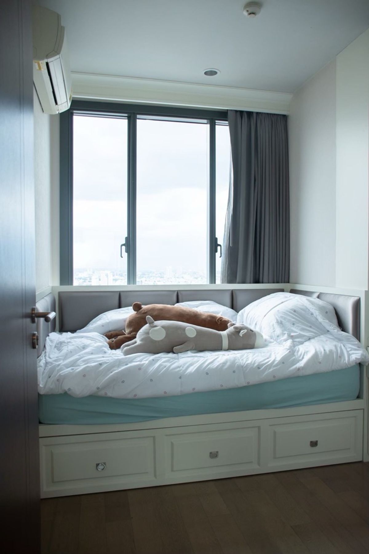 ขายคอนโดราชเทวี พญาไท : ✨ 👍 ราคาพิเศษมาก!! คอนโดหรูใจกลางกรุงเทพฯ
ยูนิต 3 ห้องนอนที่หาได้ยาก พร้อมวิวเมืองโล่ง เหมาะสำหรับอยู่อาศัยแบบครอบครัว หรือการลงทุนระยะยาว