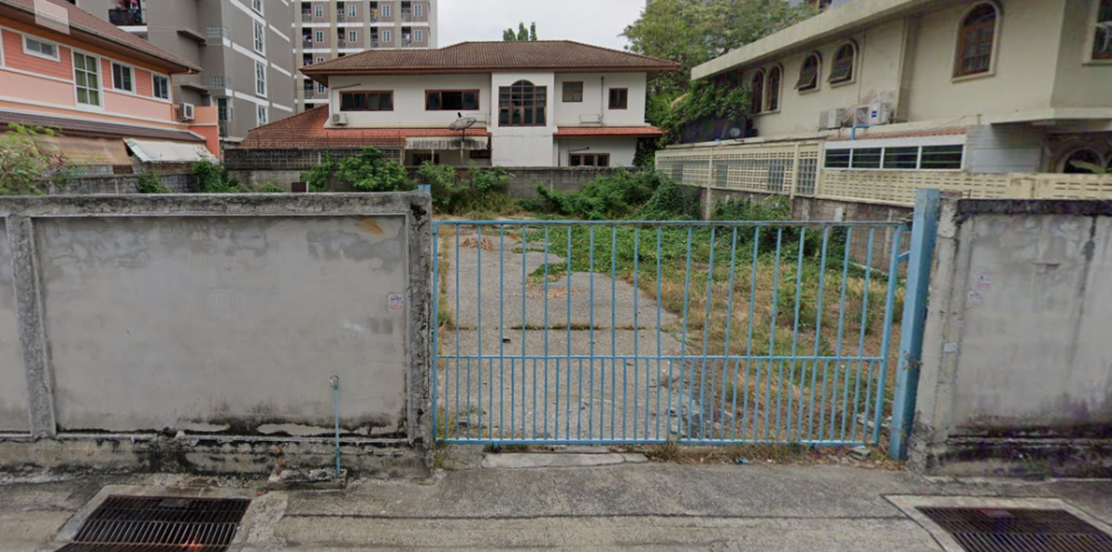 For SaleLandRatchadapisek, Huaikwang, Suttisan : Land for sale 130 sq.wa. Soi Pracharat Bamphen, near MRT Huai Khwang about 650 meters.