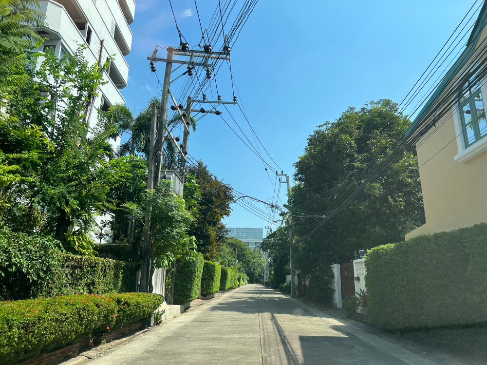 For SaleLandRama9, Petchburi, RCA : Land for sale, research center, good location, beautiful road, area 300 square wah, selling price only!! 370,000 baht