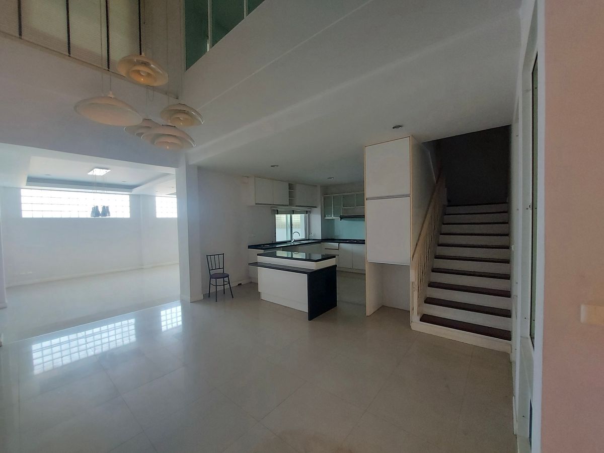 Home OfficeOnnut, Udomsuk : Townhouse for rent (corner house, can register a company), can be used as a residence/office or business, Sukhumvit 103, near BTS Udomsuk
