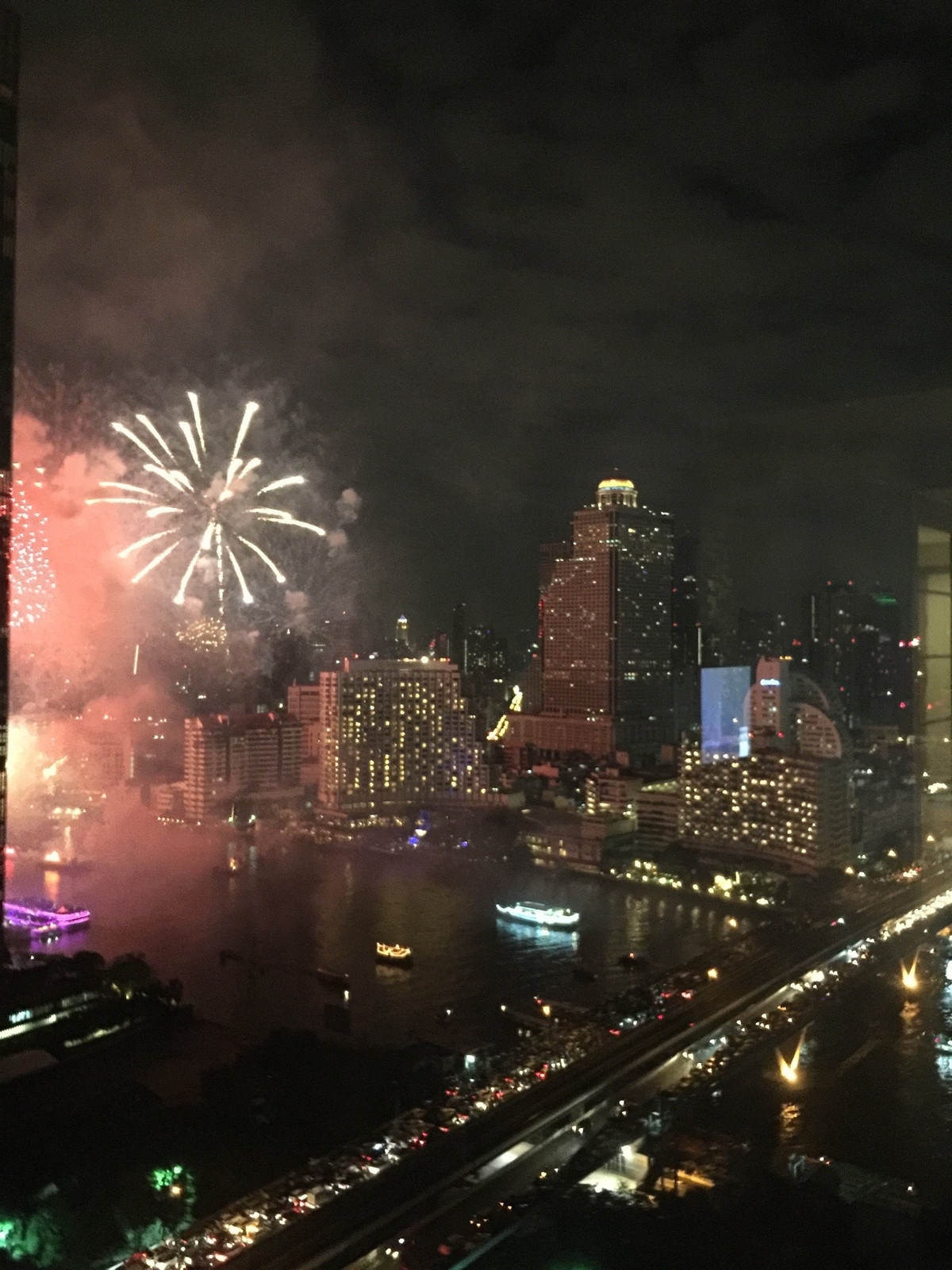 For SaleCondoWongwianyai, Charoennakor : House for sale, Sathorn Chao Phraya, view from the room overlooking the river, high floor, clear view, no building blocking the room door, no room opposite, near BTS Krungthon, there is a condo boat service crossing to BTS Taksin.