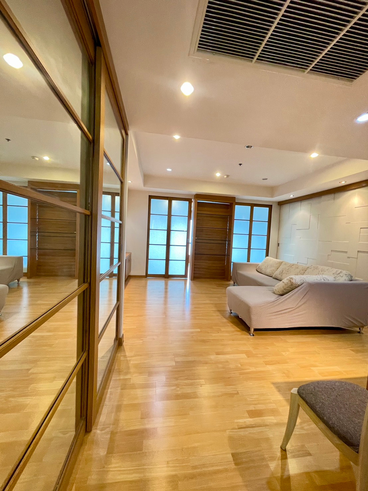 For SaleCondoWongwianyai, Charoennakor : House for sale, Sathorn Chao Phraya, view from the room overlooking the river, high floor, clear view, no building blocking the room door, no room opposite, near BTS Krungthon, there is a condo boat service crossing to BTS Taksin.