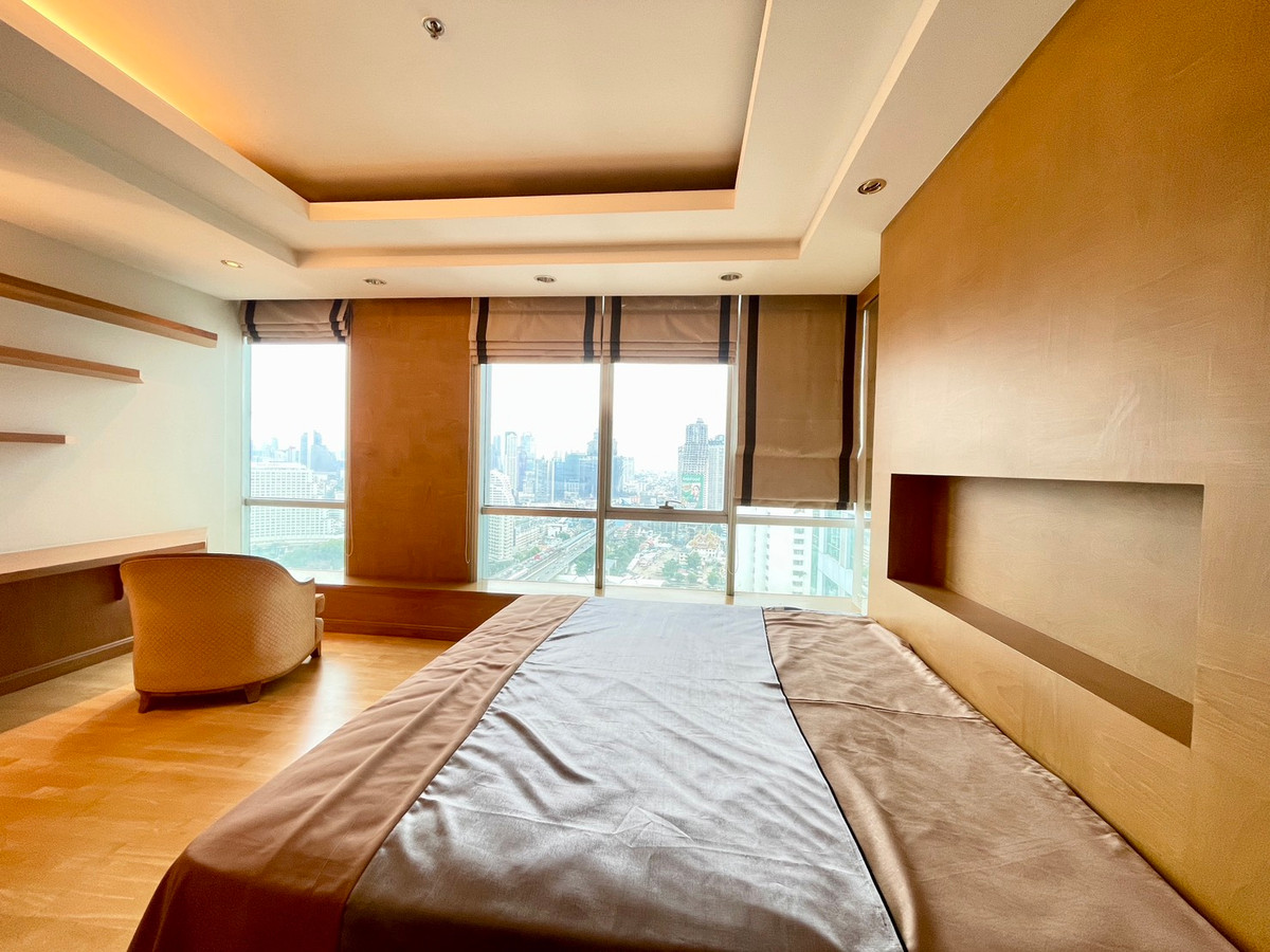 For SaleCondoWongwianyai, Charoennakor : House for sale, Sathorn Chao Phraya, view from the room overlooking the river, high floor, clear view, no building blocking the room door, no room opposite, near BTS Krungthon, there is a condo boat service crossing to BTS Taksin.