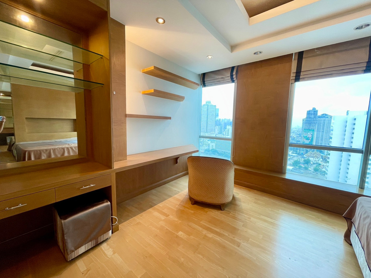 For SaleCondoWongwianyai, Charoennakor : House for sale, Sathorn Chao Phraya, view from the room overlooking the river, high floor, clear view, no building blocking the room door, no room opposite, near BTS Krungthon, there is a condo boat service crossing to BTS Taksin.