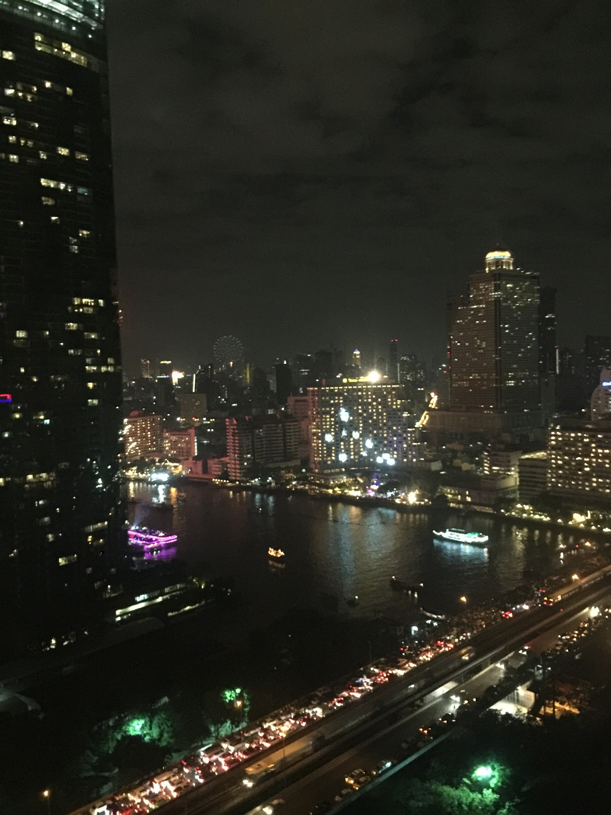 For SaleCondoWongwianyai, Charoennakor : House for sale, Sathorn Chao Phraya, view from the room overlooking the river, high floor, clear view, no building blocking the room door, no room opposite, near BTS Krungthon, there is a condo boat service crossing to BTS Taksin.