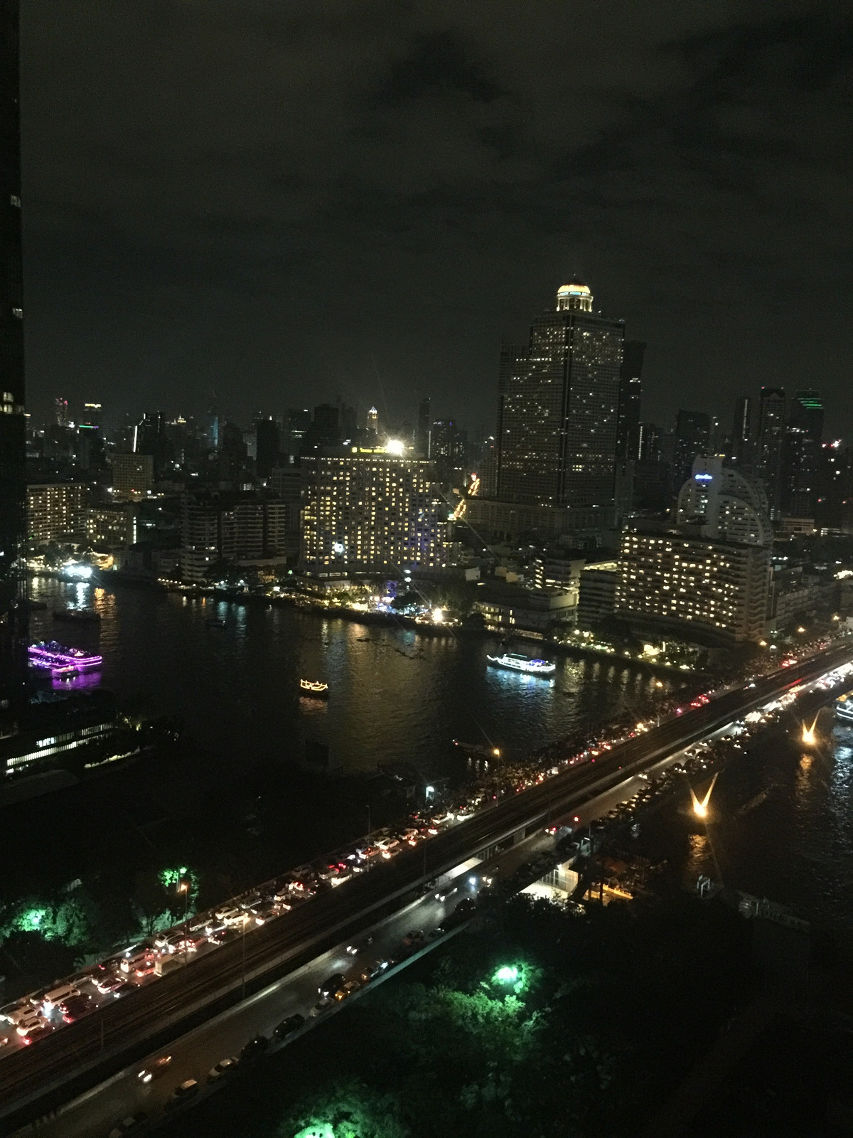 For SaleCondoWongwianyai, Charoennakor : House for sale, Sathorn Chao Phraya, view from the room overlooking the river, high floor, clear view, no building blocking the room door, no room opposite, near BTS Krungthon, there is a condo boat service crossing to BTS Taksin.