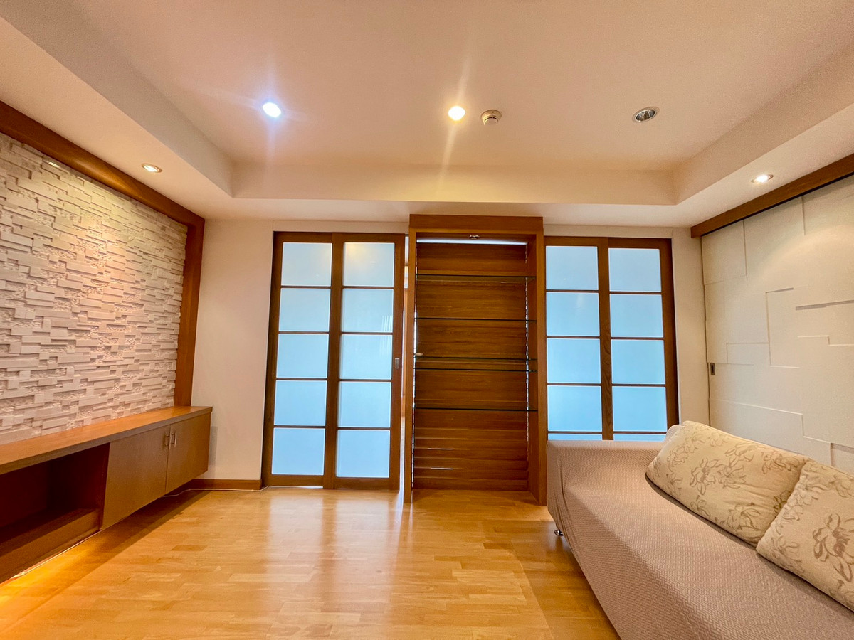 For SaleCondoWongwianyai, Charoennakor : House for sale, Sathorn Chao Phraya, view from the room overlooking the river, high floor, clear view, no building blocking the room door, no room opposite, near BTS Krungthon, there is a condo boat service crossing to BTS Taksin.