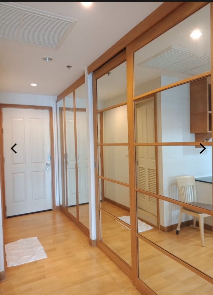 For SaleCondoWongwianyai, Charoennakor : House for sale, Sathorn Chao Phraya, view from the room overlooking the river, high floor, clear view, no building blocking the room door, no room opposite, near BTS Krungthon, there is a condo boat service crossing to BTS Taksin.