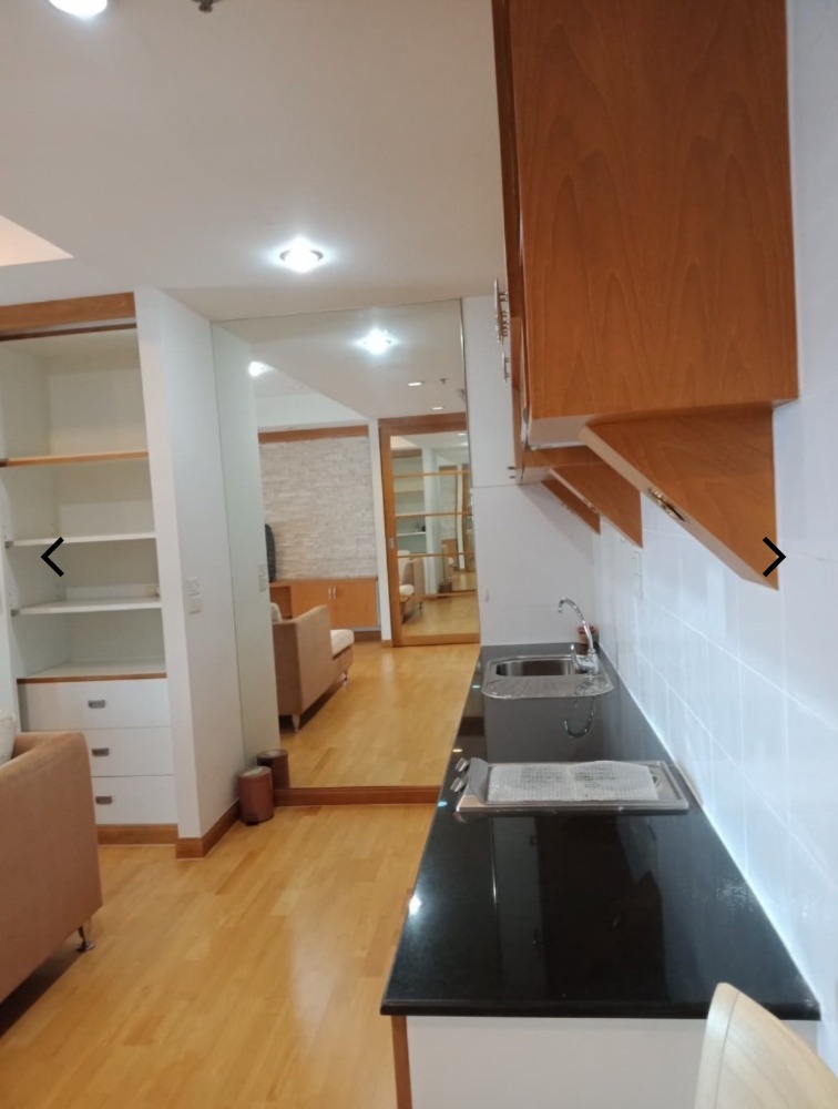 For SaleCondoWongwianyai, Charoennakor : House for sale, Sathorn Chao Phraya, view from the room overlooking the river, high floor, clear view, no building blocking the room door, no room opposite, near BTS Krungthon, there is a condo boat service crossing to BTS Taksin.