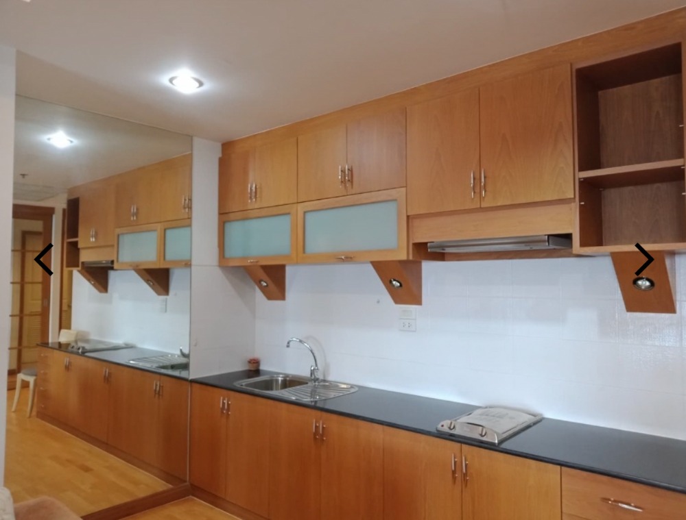 For SaleCondoWongwianyai, Charoennakor : House for sale, Sathorn Chao Phraya, view from the room overlooking the river, high floor, clear view, no building blocking the room door, no room opposite, near BTS Krungthon, there is a condo boat service crossing to BTS Taksin.