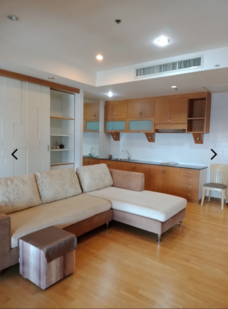 For SaleCondoWongwianyai, Charoennakor : House for sale, Sathorn Chao Phraya, view from the room overlooking the river, high floor, clear view, no building blocking the room door, no room opposite, near BTS Krungthon, there is a condo boat service crossing to BTS Taksin.