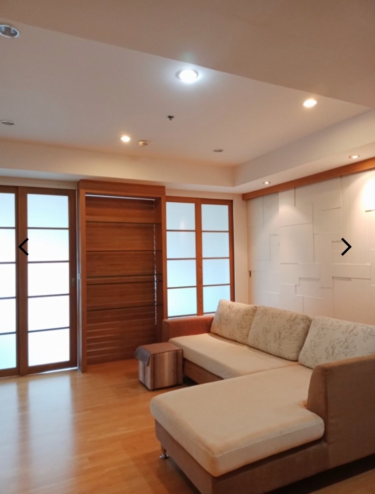 For SaleCondoWongwianyai, Charoennakor : House for sale, Sathorn Chao Phraya, view from the room overlooking the river, high floor, clear view, no building blocking the room door, no room opposite, near BTS Krungthon, there is a condo boat service crossing to BTS Taksin.