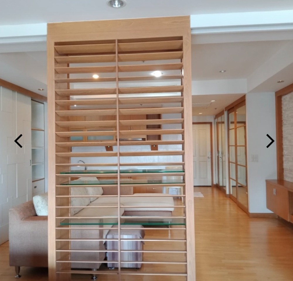 For SaleCondoWongwianyai, Charoennakor : House for sale, Sathorn Chao Phraya, view from the room overlooking the river, high floor, clear view, no building blocking the room door, no room opposite, near BTS Krungthon, there is a condo boat service crossing to BTS Taksin.