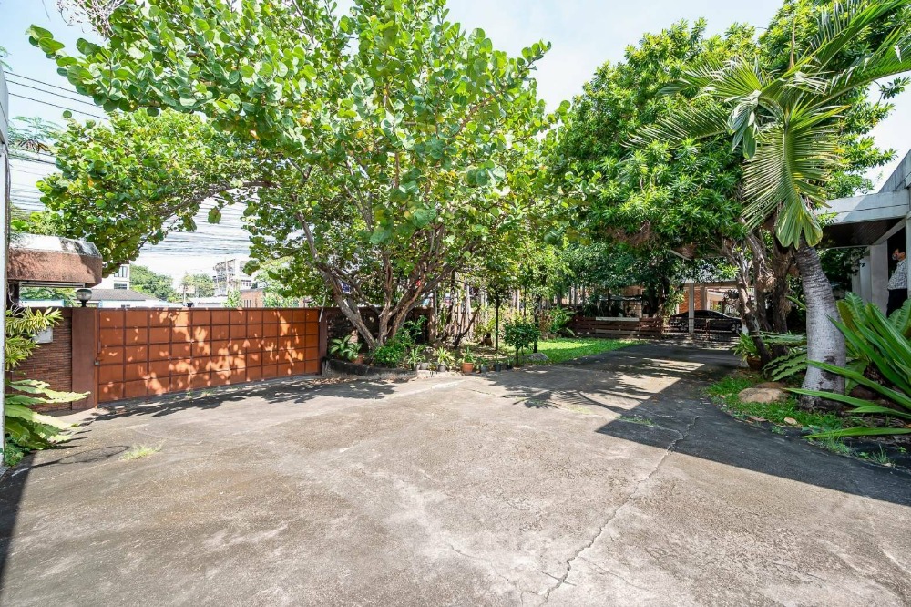 ขายบ้านรามคำแหง หัวหมาก : ขายบ้าน 2 หลัง พร้อมสระว่ายน้ำ ซอยรามคำแหง 21  บนที่ดิน 433 ตร.ว. หน้ากว้าง 60.5 เมตร ลึก 30 เมตร ใกล้ทางด่วนและรถไฟฟ้าสายสีเหลือง ขาย  96 ลบ.*