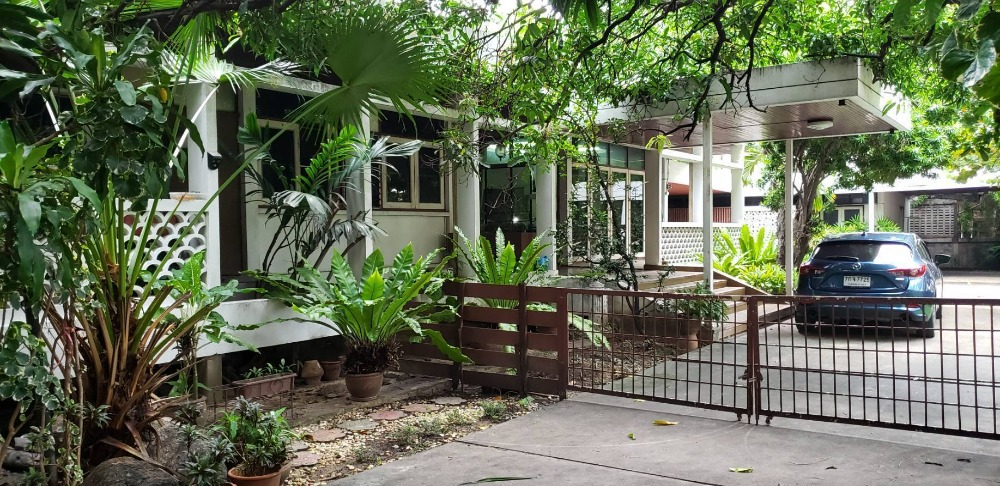 ขายบ้านรามคำแหง หัวหมาก : ขายบ้าน 2 หลัง พร้อมสระว่ายน้ำ ซอยรามคำแหง 21  บนที่ดิน 433 ตร.ว. หน้ากว้าง 60.5 เมตร ลึก 30 เมตร ใกล้ทางด่วนและรถไฟฟ้าสายสีเหลือง ขาย  96 ลบ.*