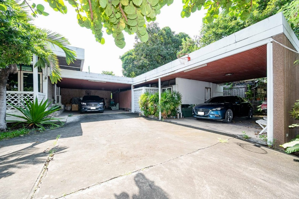 ขายบ้านรามคำแหง หัวหมาก : ขายบ้าน 2 หลัง พร้อมสระว่ายน้ำ ซอยรามคำแหง 21  บนที่ดิน 433 ตร.ว. หน้ากว้าง 60.5 เมตร ลึก 30 เมตร ใกล้ทางด่วนและรถไฟฟ้าสายสีเหลือง ขาย  96 ลบ.*