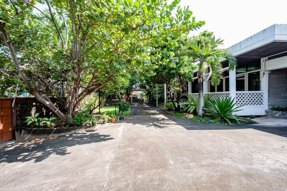 ขายบ้านรามคำแหง หัวหมาก : ขายบ้าน 2 หลัง พร้อมสระว่ายน้ำ ซอยรามคำแหง 21  บนที่ดิน 433 ตร.ว. หน้ากว้าง 60.5 เมตร ลึก 30 เมตร ใกล้ทางด่วนและรถไฟฟ้าสายสีเหลือง ขาย  96 ลบ.*