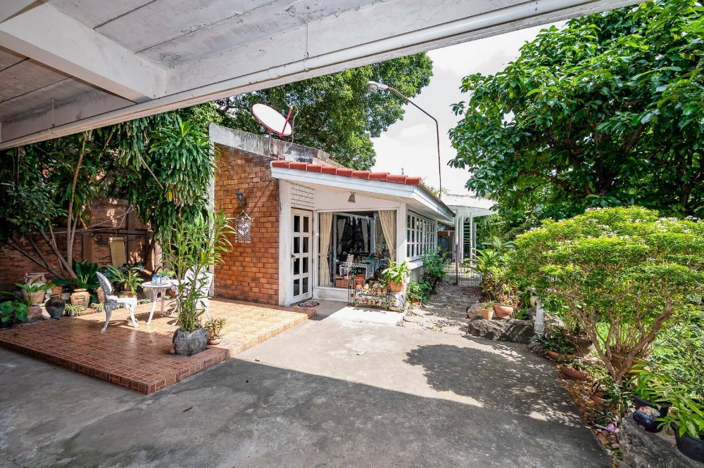 ขายบ้านรามคำแหง หัวหมาก : ขายบ้าน 2 หลัง พร้อมสระว่ายน้ำ ซอยรามคำแหง 21  บนที่ดิน 433 ตร.ว. หน้ากว้าง 60.5 เมตร ลึก 30 เมตร ใกล้ทางด่วนและรถไฟฟ้าสายสีเหลือง ขาย  96 ลบ.*