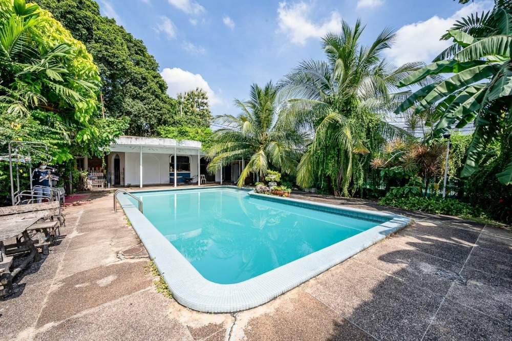 ขายบ้านรามคำแหง หัวหมาก : ขายบ้าน 2 หลัง พร้อมสระว่ายน้ำ ซอยรามคำแหง 21  บนที่ดิน 433 ตร.ว. หน้ากว้าง 60.5 เมตร ลึก 30 เมตร ใกล้ทางด่วนและรถไฟฟ้าสายสีเหลือง ขาย  96 ลบ.*