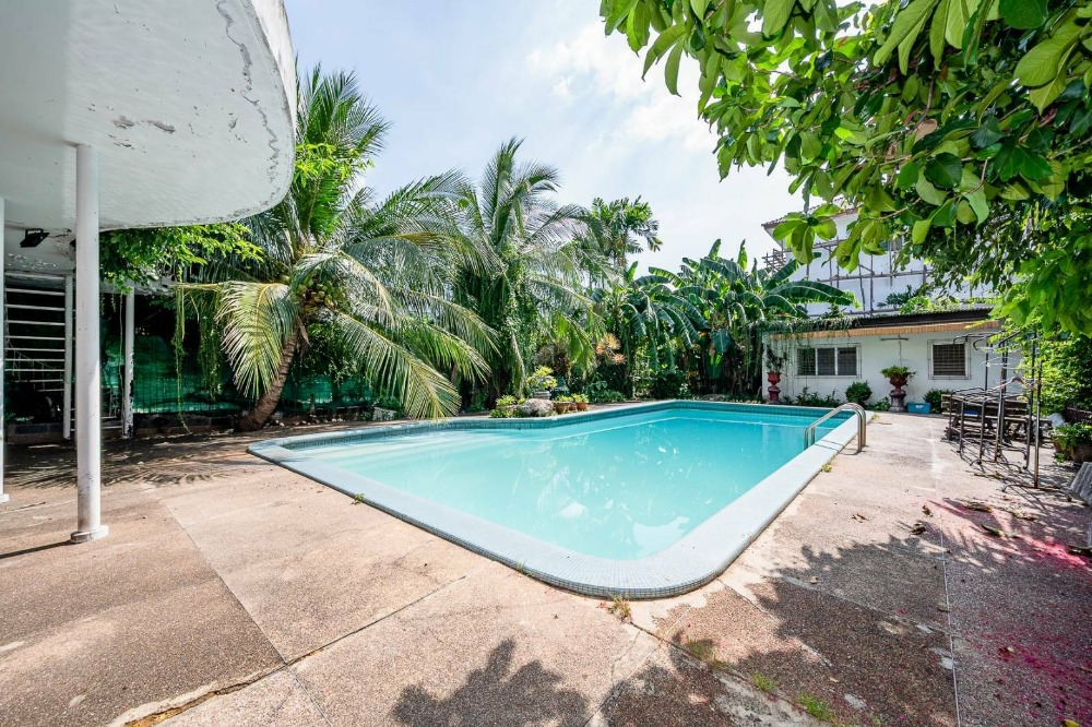 ขายบ้านรามคำแหง หัวหมาก : ขายบ้าน 2 หลัง พร้อมสระว่ายน้ำ ซอยรามคำแหง 21  บนที่ดิน 433 ตร.ว. หน้ากว้าง 60.5 เมตร ลึก 30 เมตร ใกล้ทางด่วนและรถไฟฟ้าสายสีเหลือง ขาย  96 ลบ.*