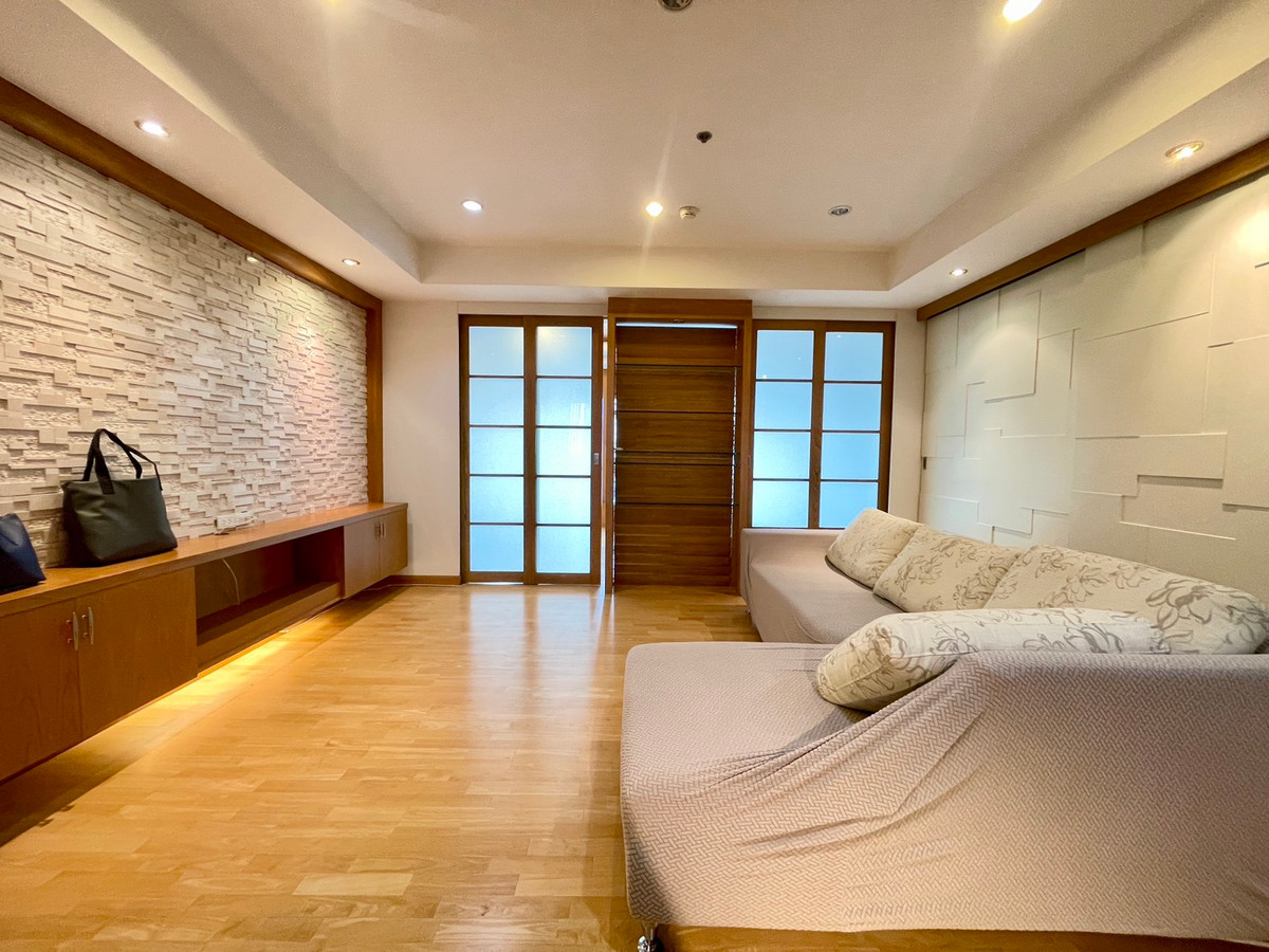 For SaleCondoWongwianyai, Charoennakor : House for sale, Sathorn Chao Phraya, view from the room overlooking the river, high floor, clear view, no building blocking the room door, no room opposite, near BTS Krungthon, there is a condo boat service crossing to BTS Taksin.