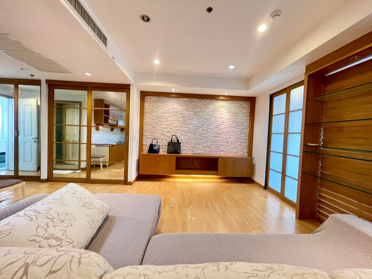 For SaleCondoWongwianyai, Charoennakor : House for sale, Sathorn Chao Phraya, view from the room overlooking the river, high floor, clear view, no building blocking the room door, no room opposite, near BTS Krungthon, there is a condo boat service crossing to BTS Taksin.