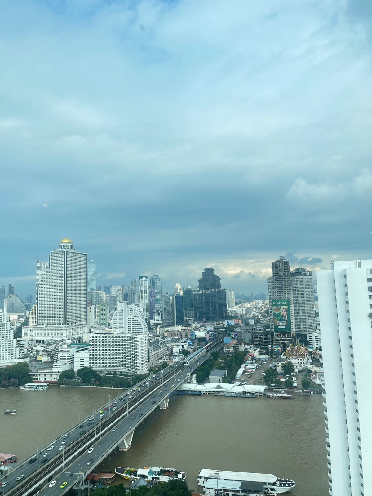 For SaleCondoWongwianyai, Charoennakor : House for sale, Sathorn Chao Phraya, view from the room overlooking the river, high floor, clear view, no building blocking the room door, no room opposite, near BTS Krungthon, there is a condo boat service crossing to BTS Taksin.