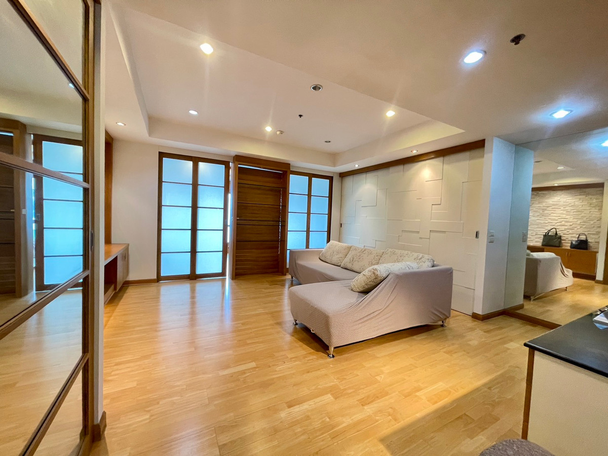 For SaleCondoWongwianyai, Charoennakor : House for sale, Sathorn Chao Phraya, view from the room overlooking the river, high floor, clear view, no building blocking the room door, no room opposite, near BTS Krungthon, there is a condo boat service crossing to BTS Taksin.