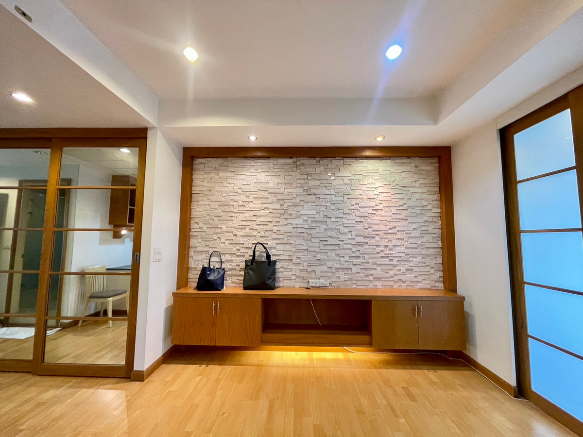 For SaleCondoWongwianyai, Charoennakor : House for sale, Sathorn Chao Phraya, view from the room overlooking the river, high floor, clear view, no building blocking the room door, no room opposite, near BTS Krungthon, there is a condo boat service crossing to BTS Taksin.