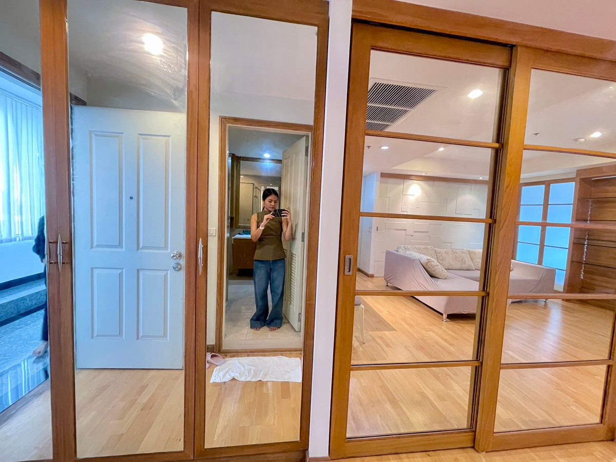 For SaleCondoWongwianyai, Charoennakor : House for sale, Sathorn Chao Phraya, view from the room overlooking the river, high floor, clear view, no building blocking the room door, no room opposite, near BTS Krungthon, there is a condo boat service crossing to BTS Taksin.