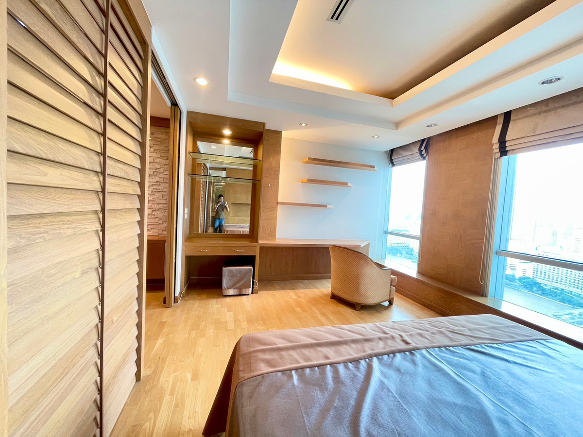 For SaleCondoWongwianyai, Charoennakor : House for sale, Sathorn Chao Phraya, view from the room overlooking the river, high floor, clear view, no building blocking the room door, no room opposite, near BTS Krungthon, there is a condo boat service crossing to BTS Taksin.