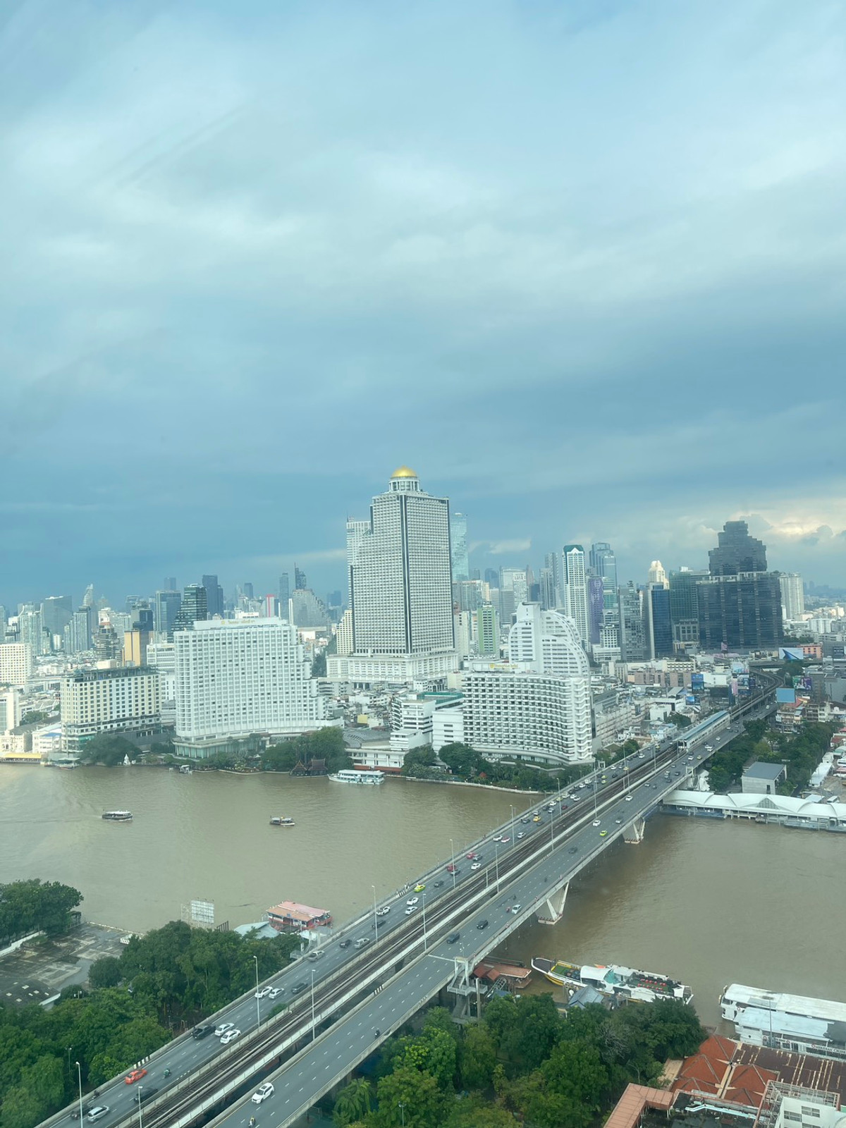 For SaleCondoWongwianyai, Charoennakor : House for sale, Sathorn Chao Phraya, view from the room overlooking the river, high floor, clear view, no building blocking the room door, no room opposite, near BTS Krungthon, there is a condo boat service crossing to BTS Taksin.