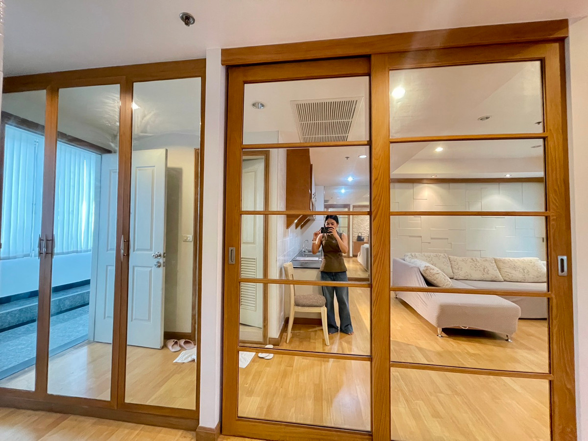 For SaleCondoWongwianyai, Charoennakor : House for sale, Sathorn Chao Phraya, view from the room overlooking the river, high floor, clear view, no building blocking the room door, no room opposite, near BTS Krungthon, there is a condo boat service crossing to BTS Taksin.