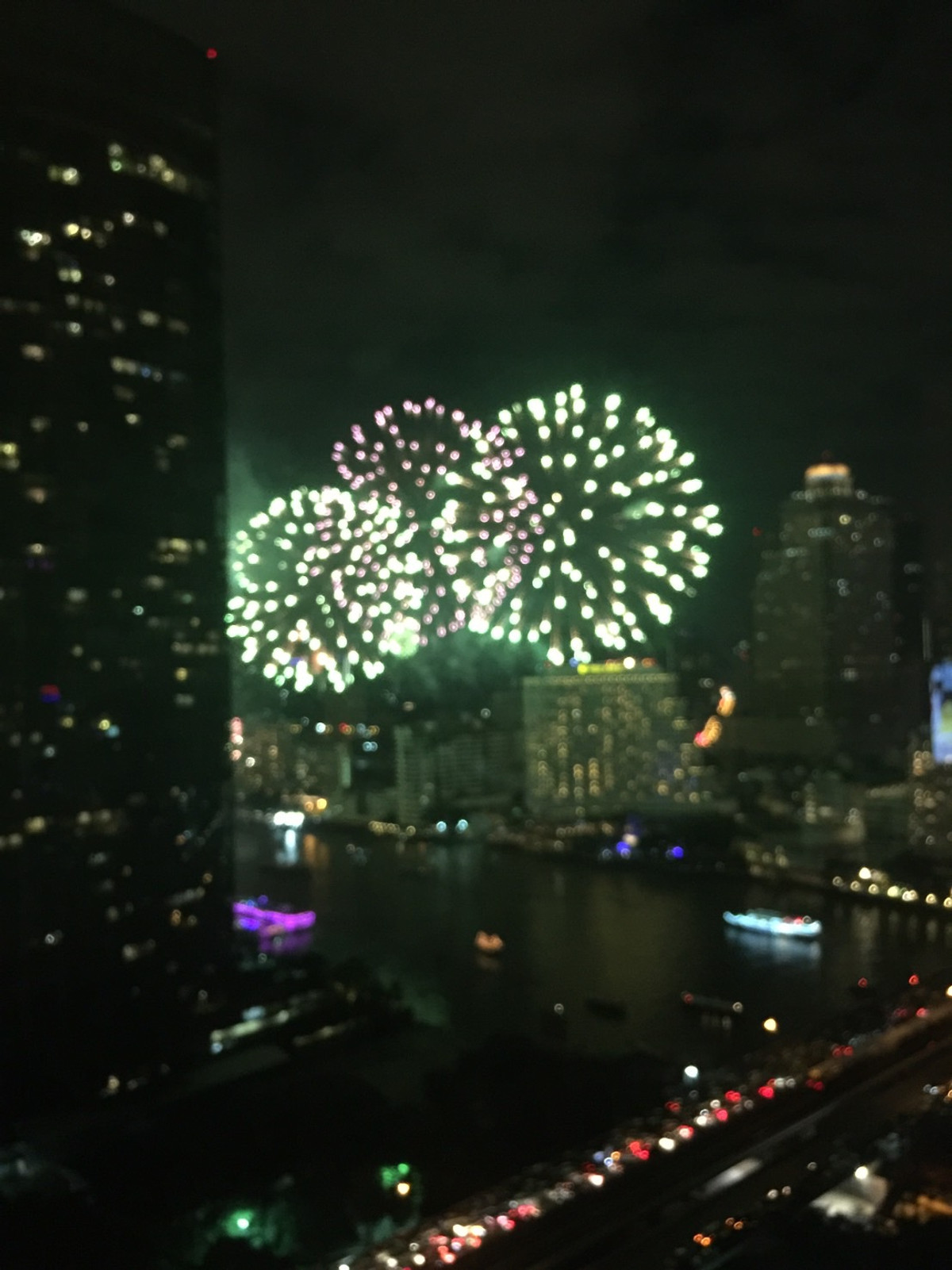 For SaleCondoWongwianyai, Charoennakor : House for sale, Sathorn Chao Phraya, view from the room overlooking the river, high floor, clear view, no building blocking the room door, no room opposite, near BTS Krungthon, there is a condo boat service crossing to BTS Taksin.