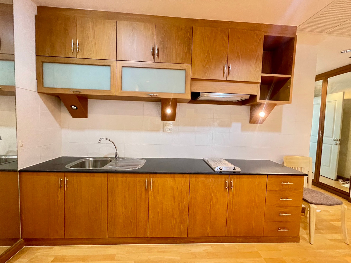 For SaleCondoWongwianyai, Charoennakor : House for sale, Sathorn Chao Phraya, view from the room overlooking the river, high floor, clear view, no building blocking the room door, no room opposite, near BTS Krungthon, there is a condo boat service crossing to BTS Taksin.