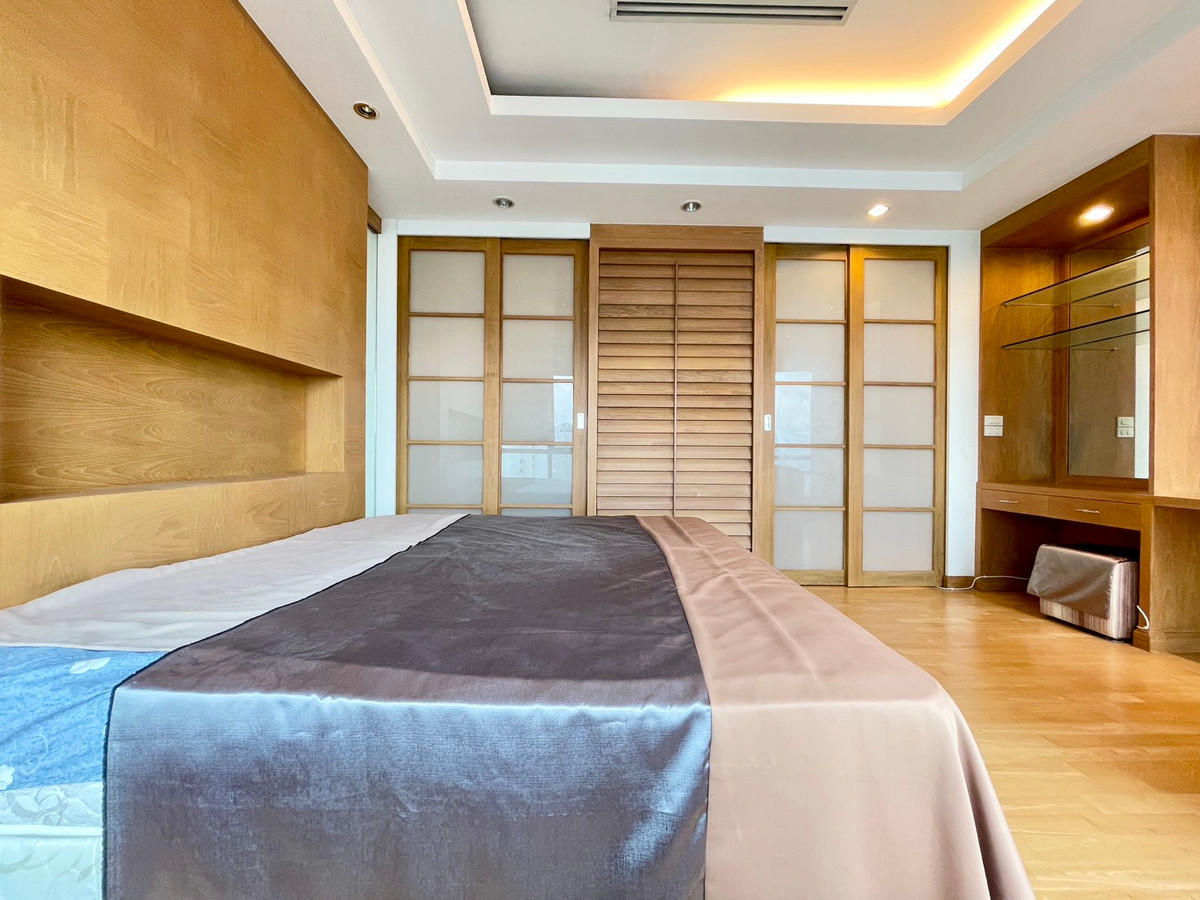 For SaleCondoWongwianyai, Charoennakor : House for sale, Sathorn Chao Phraya, view from the room overlooking the river, high floor, clear view, no building blocking the room door, no room opposite, near BTS Krungthon, there is a condo boat service crossing to BTS Taksin.
