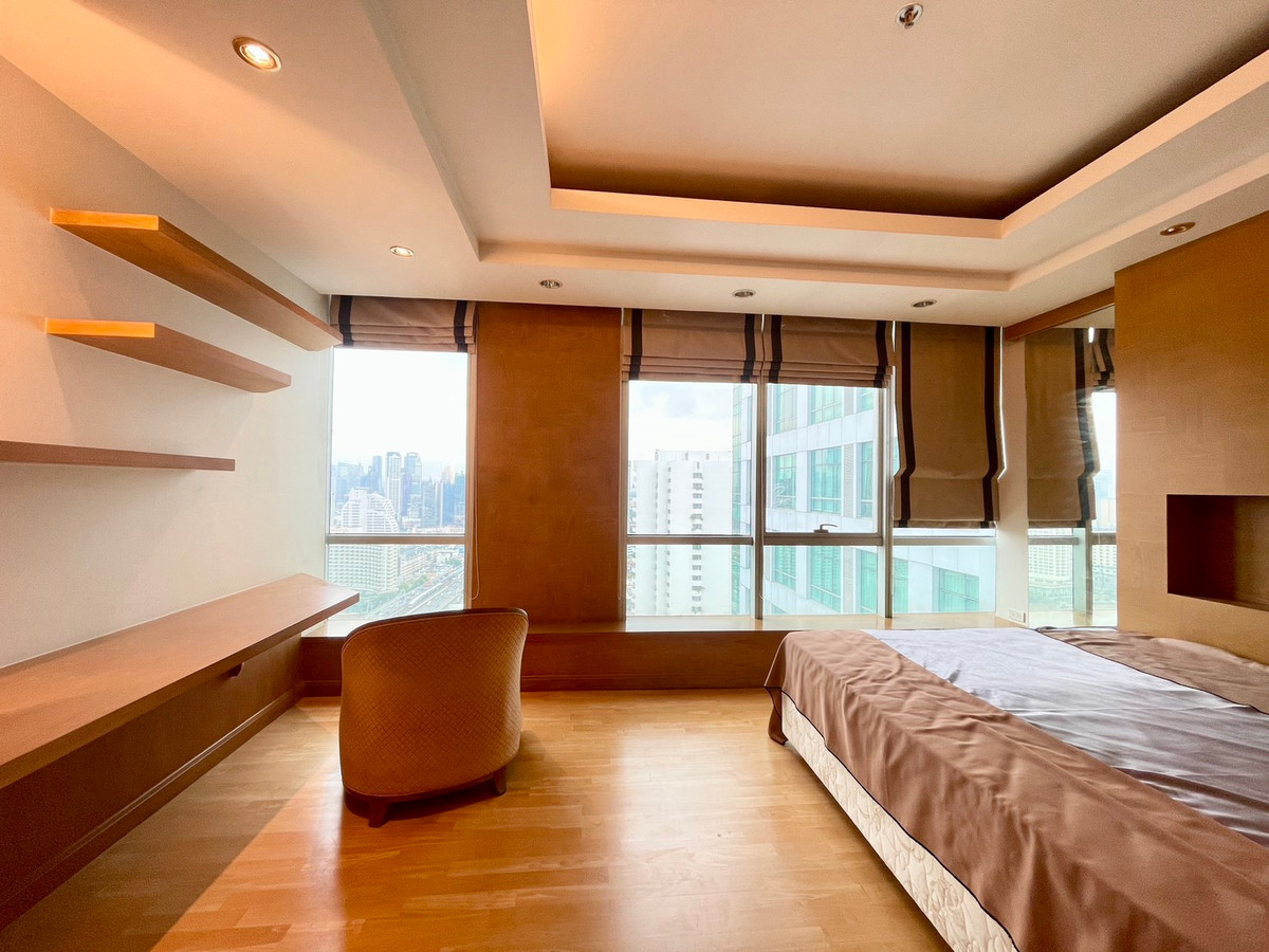 For SaleCondoWongwianyai, Charoennakor : House for sale, Sathorn Chao Phraya, view from the room overlooking the river, high floor, clear view, no building blocking the room door, no room opposite, near BTS Krungthon, there is a condo boat service crossing to BTS Taksin.
