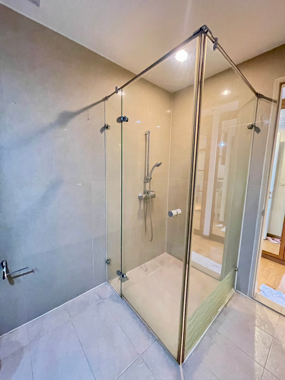 For SaleCondoWongwianyai, Charoennakor : House for sale, Sathorn Chao Phraya, view from the room overlooking the river, high floor, clear view, no building blocking the room door, no room opposite, near BTS Krungthon, there is a condo boat service crossing to BTS Taksin.