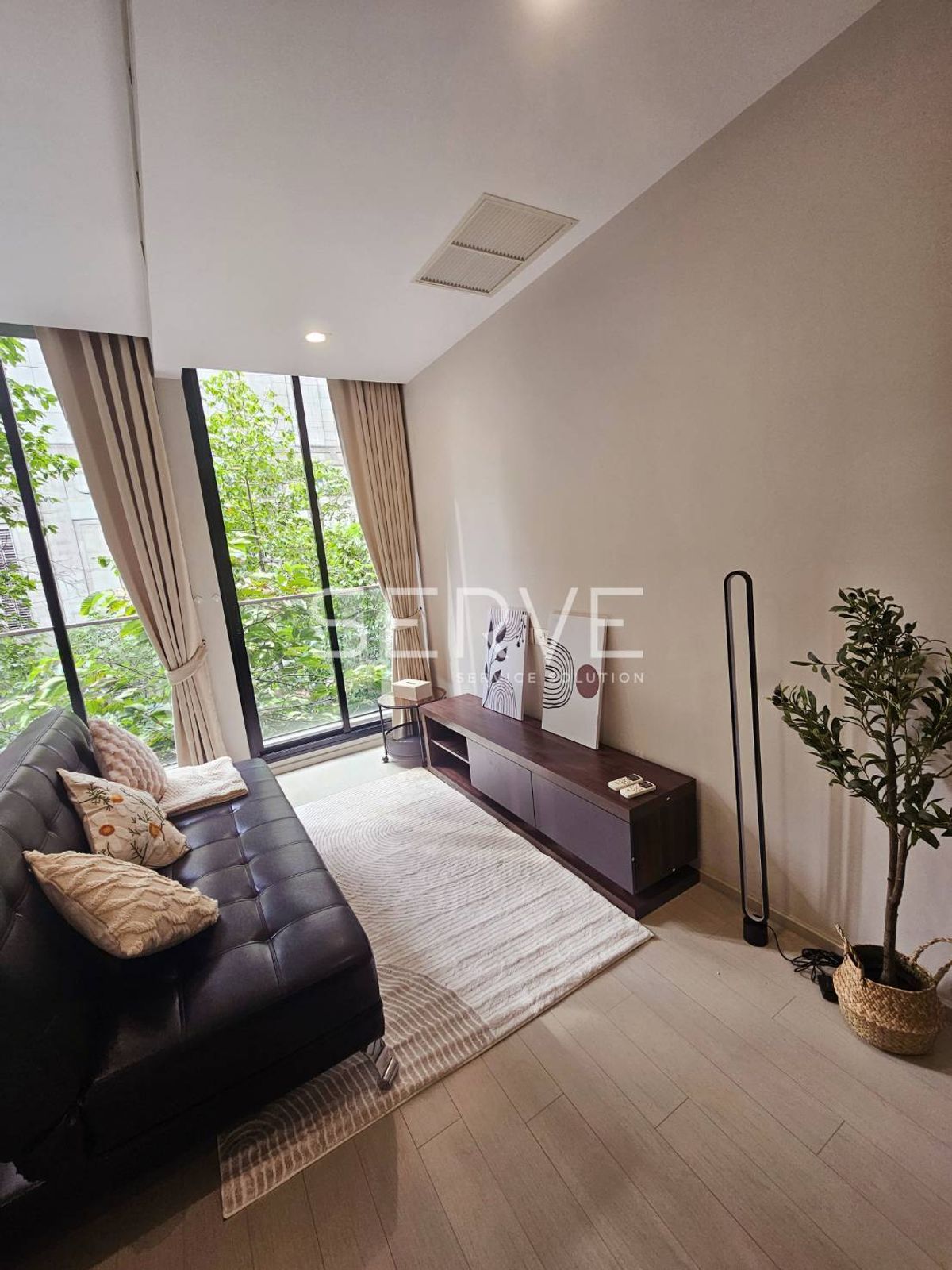 For RentCondoWitthayu, Chidlom, Langsuan, Ploenchit : 🔥32K🔥 - Studio with Partition 44.94 sq.m. Perfect Location Connecting to BTS Phloen Chit at Noble Ploenchit Condo / For Rent