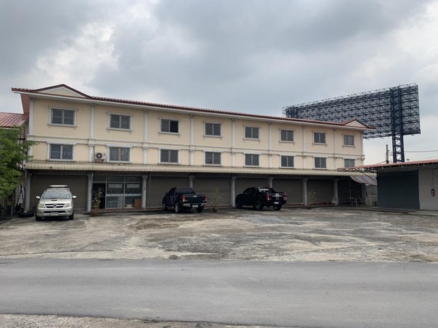 For RentShop HouseNonthaburi, Bang Yai, Bangbuathong : Rent a 3-storey building, many booths next to it. suitable for doing business There is a wide parking lot, Bang Yai, opposite Lotus Plus Mall.