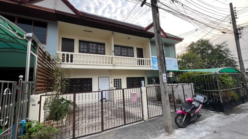 For SaleTownhomeChaengwatana, Muangthong : Sell ​​or rent two units townhouse, newly renovated, 4 bedrooms, 3 bathrooms, 40 square wah, Chaengwattana Soi 36
