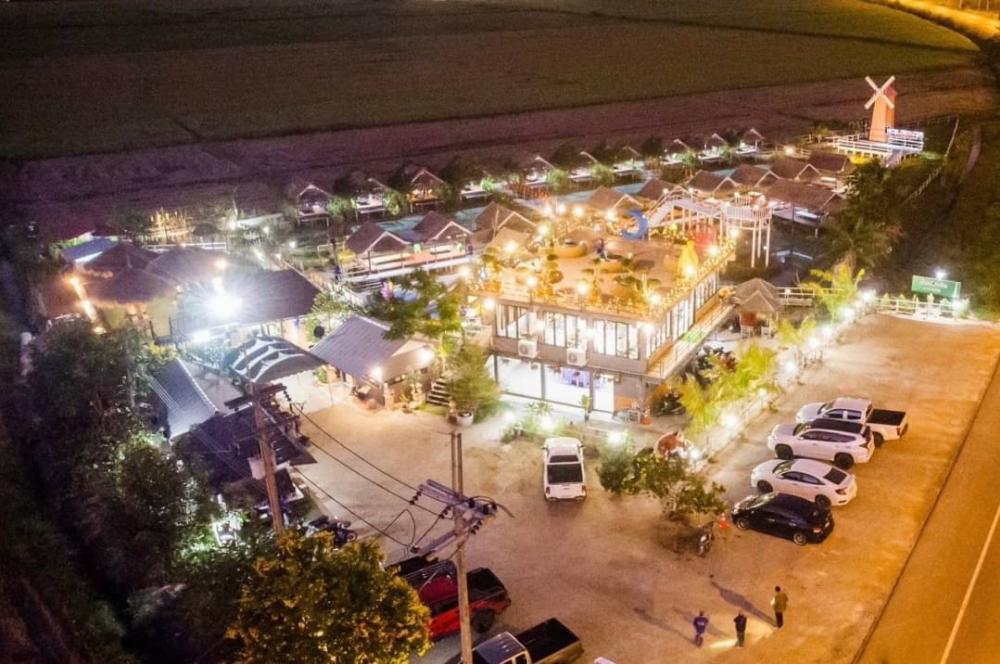 For SaleRetail SpaceChiang Rai : Mae Sai restaurant business for sale, located on a main road in Chiang Rai Province, good location, currently still open for business, looking for someone to continue managing.