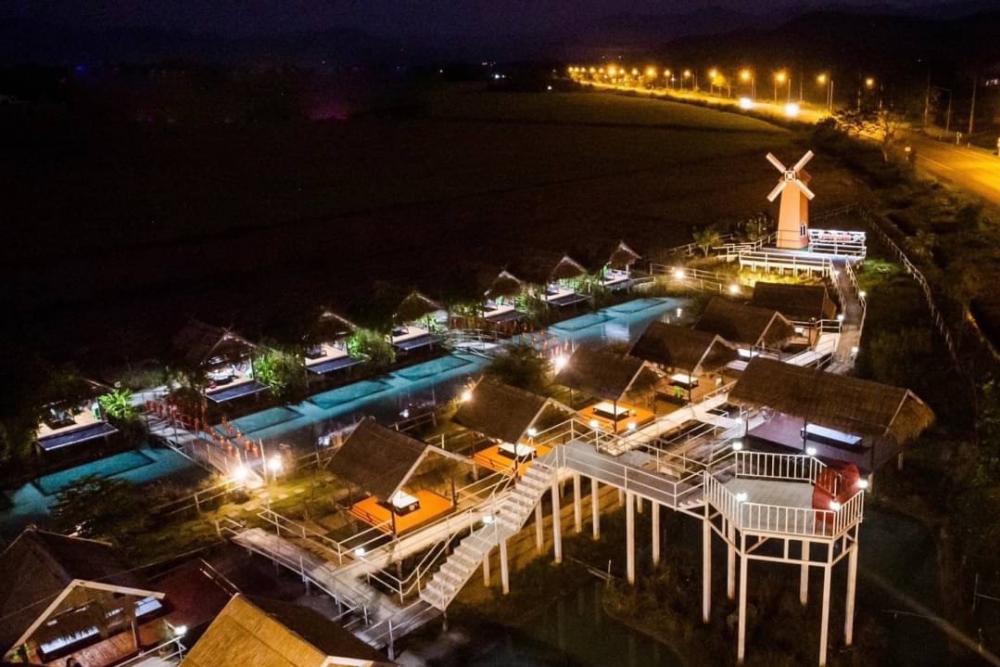 For SaleRetail SpaceChiang Rai : Mae Sai restaurant business for sale, located on a main road in Chiang Rai Province, good location, currently still open for business, looking for someone to continue managing.