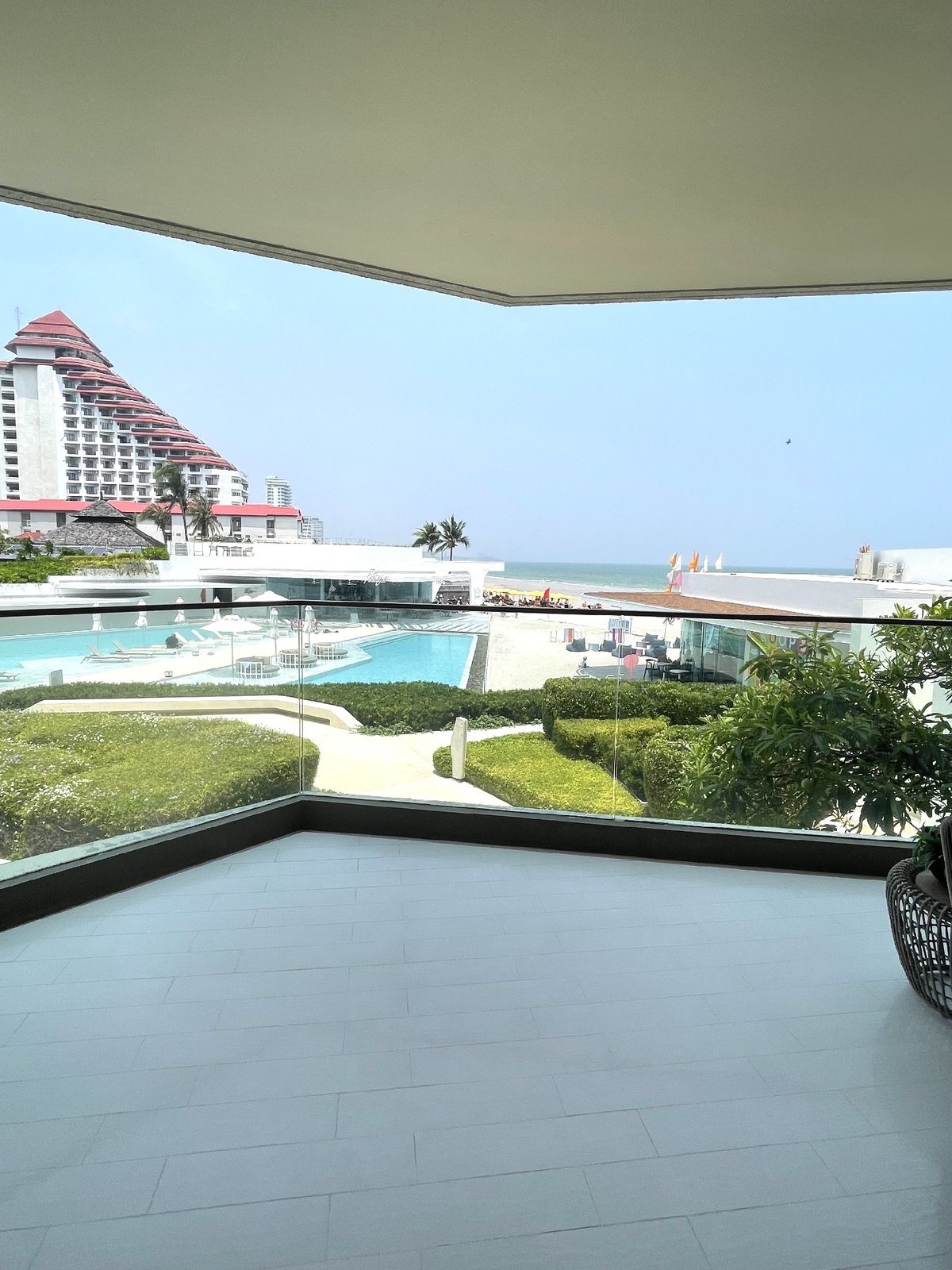 ให้เช่าคอนโดหัวหิน ประจวบคีรีขันธ์ : 🏢3 Bedrooms 4 Bathrooms Access to the beach with good price 120,000baht per month <Accept short term> Call 081 130 8914