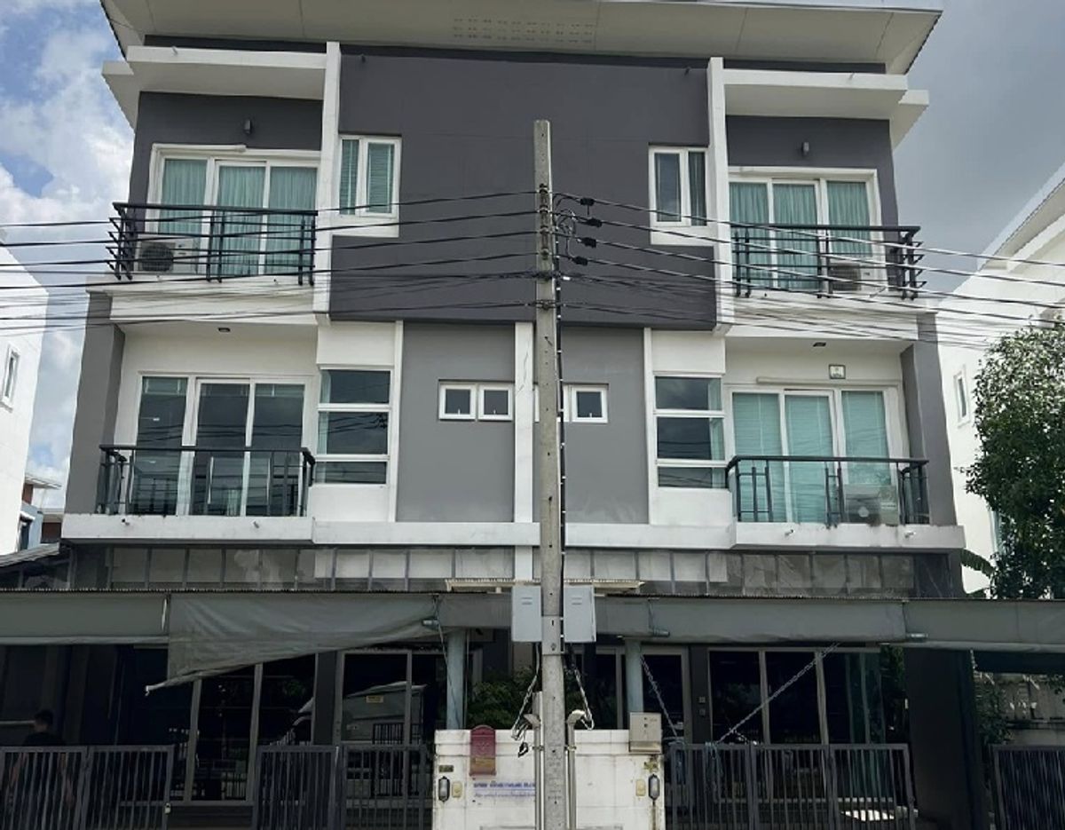 ให้เช่าอาคารพาณิชย์ปทุมธานี รังสิต ธรรมศาสตร์ : For Rent ให้เช่าทาวน์โฮม / Home Office 2 คูหา 3 ชั้น / โครงการ ชวนชื่น โมดัส วิภาวดีรังสิต ตรงข้าม IT Square / พื้นที่ดิน 100 ตารางวา / ด้านหลังมีโกดังเก็บของ / แอร์ 9 เครื่อง / เฟอร์นิเจอร์บางส่วน / เฟอร์นิเจอร์ Built-In / เหมาะเป็นสำนักงาน จดบริษัทได้