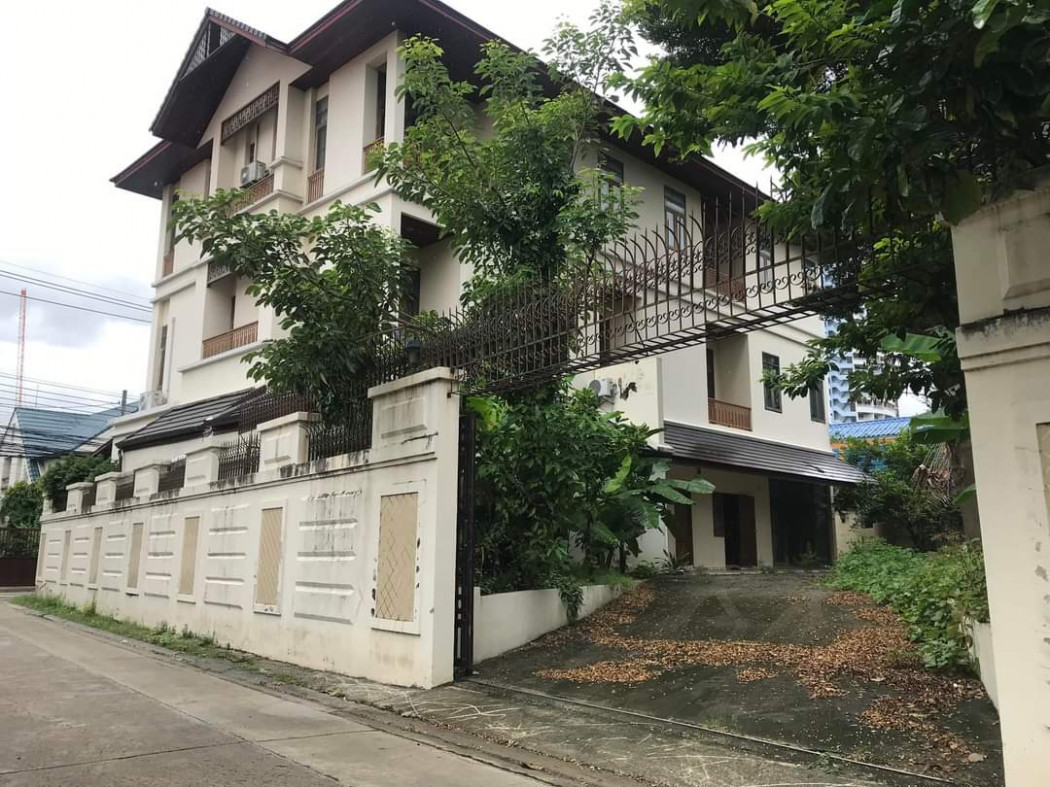 ขายบ้านสะพานควาย จตุจักร : ขายบ้านเดี่ยวแยก รัชดา-ลาดพร้าว สไตล์ยุโรป (ใกล้รถไฟฟ้า MRT + BTS ลาดพร้าว) 151 ตร.ว. 5 ห้องนอน 5 ห้องน้ำ ทำเลแสนสะดวก จอดรถได้ 5-7 คัน