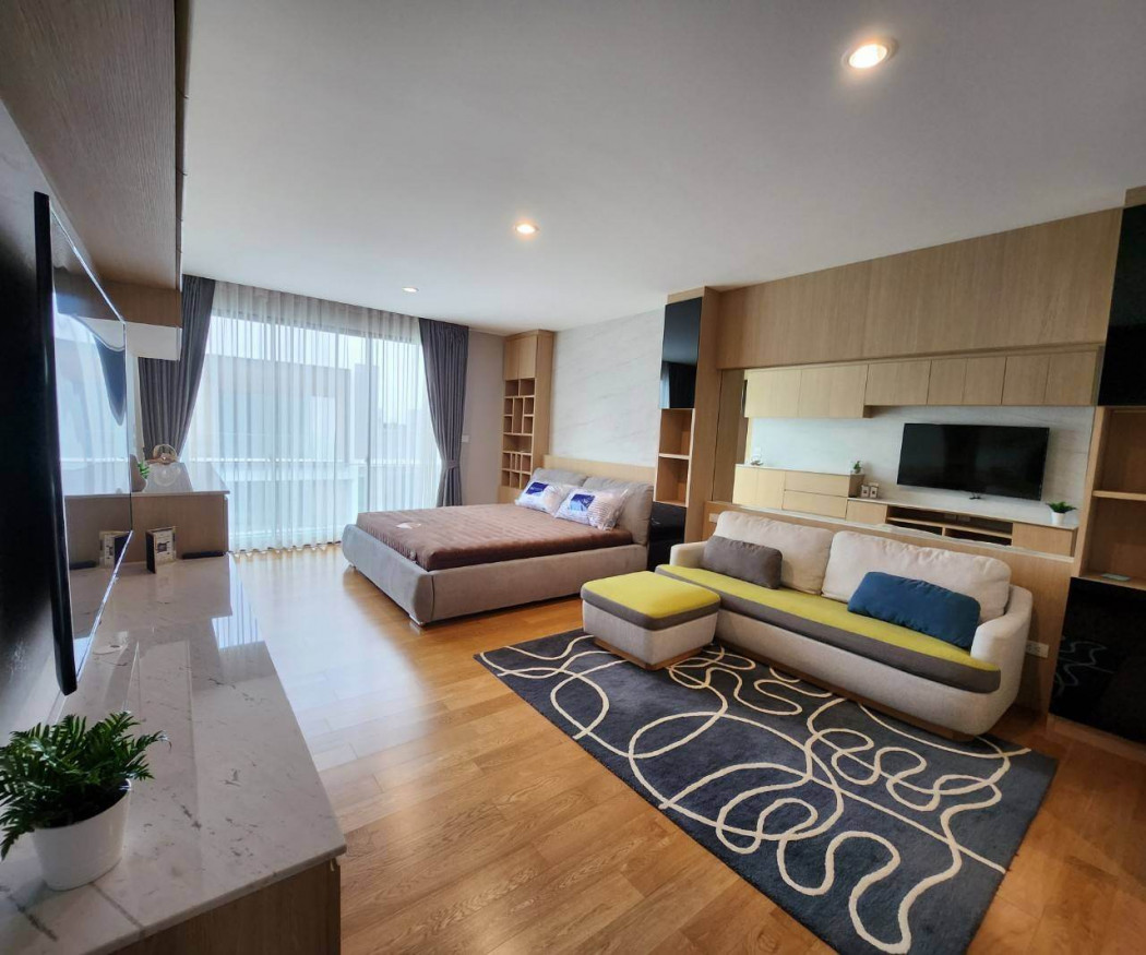 For RentTownhomePattanakan, Srinakarin : Townhome for rent, Nirvana Define Srinakarin-Rama 9, decorated in modern style, ready to move in on an area of ​​31.3 square meters, 5 bedrooms, 5 bathrooms, and can park 3 cars.