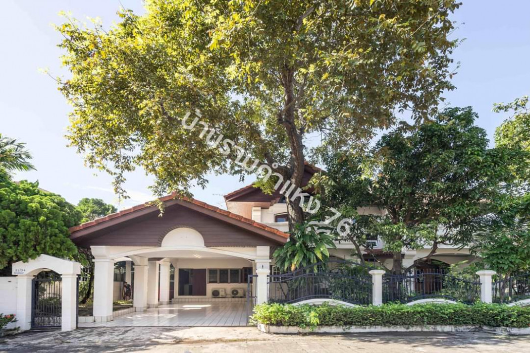 For SaleHouseRamkhamhaeng, Hua Mak : Cheap sale, Baan Ramkhamhaeng, near BTS Orange Line (entirely renovated), on an area of ​​113 sq m, area 420 sq m, 4 bedrooms, 5 bathrooms, quiet, shady, extremely romantic.
