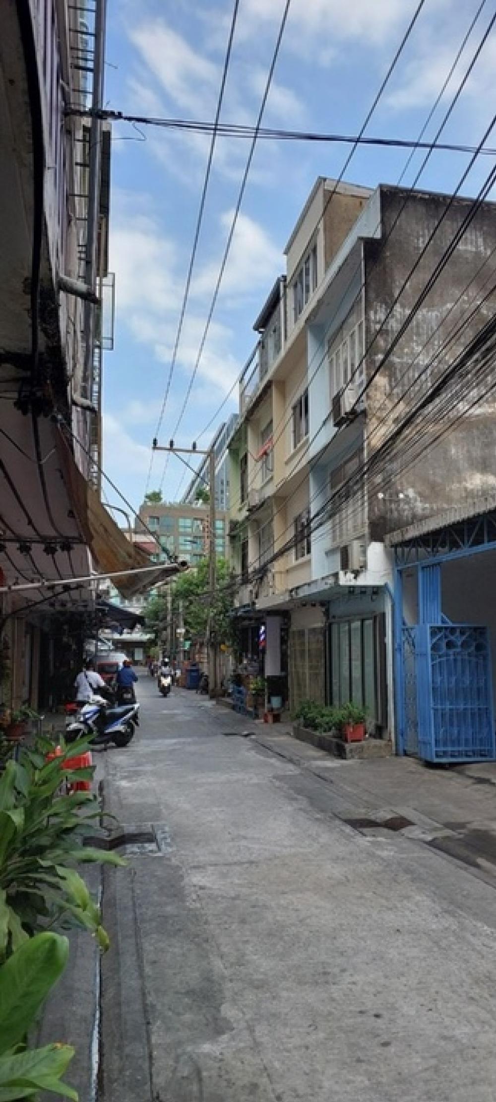 For SaleShop HouseSilom, Saladaeng, Bangrak : For Sale Shophouse in the city center 💥Only 7.5 million, perfect for a hotel❤️