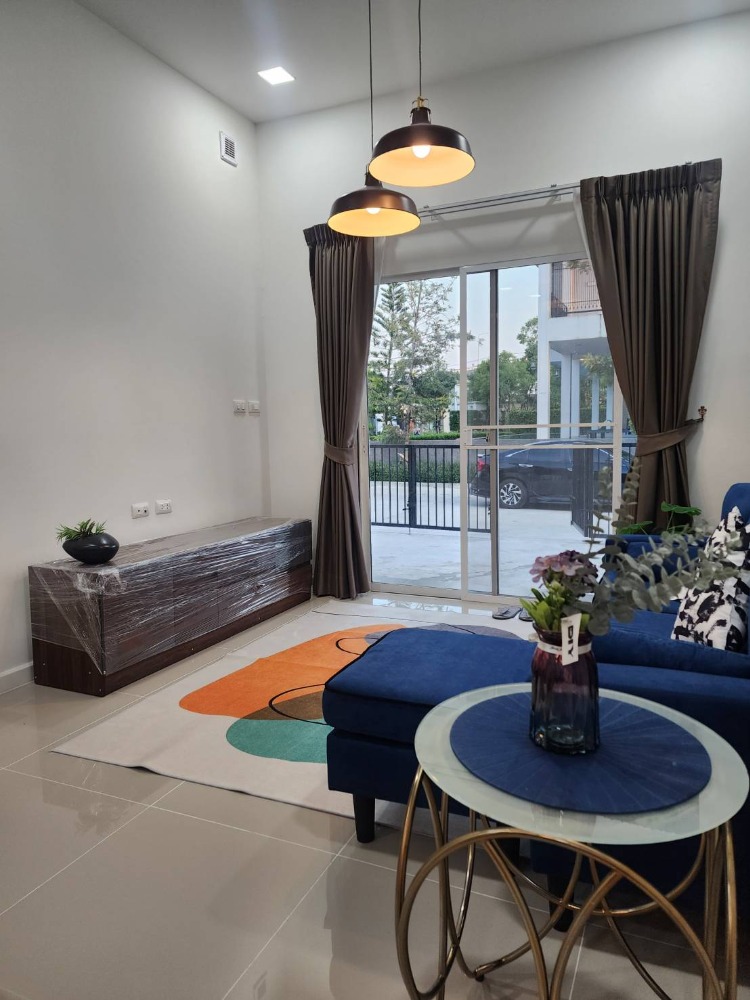 ให้เช่าทาวน์โฮมลาดกระบัง สุวรรณภูมิ : **New townhome 3bedroom swimming pool view beautiful decor with garden